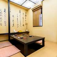 壁に琉歌が書かれた風雅な個室はゆったり足を伸ばせる掘りごたつ式。誰でも自由に弾ける三線が置かれていて、身内のパーティなどでもくつろいで盛り上がることができます。最大12名まで入れるので女子会などにも。