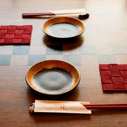 スペースを広くとった店内は落ち着いて食事やお酒を楽しめる空間。接客スタッフによるお酌や会話の気づかいもこまやかで、接待や会合などのビジネスシーンにも安心して利用できます。