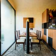 店に入ってすぐに目に付くテーブル席の水槽です。沖縄の海水魚が泳ぐ涼しげな演出がロマンティック。洗練されたインテリアやヘルシーなメニューは女性の好感度が高く、カップルやご夫婦のデートにもおすすめです。