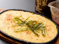 山芋トロロと出汁だけでつくった鉄板焼きです。エビと白ねぎの風味が豊か。粉を使っていないためヘルシーで、しかもふんわりとした口当たりは女性に人気です。