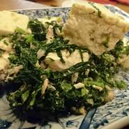 シャキシャキとした歯ごたえの北海道産生アスパラを厚切りベーコン、じゃがいもと炒めた定番人気メニュー。ボリュームがあり、しっかりお腹を満たしたい人におすすめ。自家製ガーリックバターの風味が絶妙です。