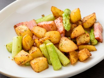 素材の食感とガーリックバターの香りにビールがすすむ『生アスパラとじゃがいものバター焼き』