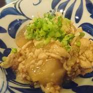 ごま油薫る新鮮お刺身をたっぷりつかった１品♪アーサ汁付き