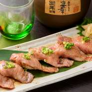 石垣牛A4ランクの部位に醤油ベースの特製タレを塗った『石垣牛の炙り寿司』はバーナーで炙ったこだわりメニュー。炙ることで脂が溶けだし、トロリとした食感と肉本来の旨みを味わうことができます。アーサ汁付き。