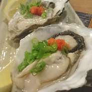 石垣牛A4ランクの部位に醤油ベースの特製タレを塗った『石垣牛の炙り寿司』はバーナーで炙ったこだわりメニュー。炙ることで脂が溶けだし、トロリとした食感と肉本来の旨みを味わうことができます。アーサ汁付き。