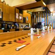 ひとりで気ままに飲みたい、料理はゆっくり味わいたいという方のために、ゆったりとしたカウンター席をご用意しました。スタッフと会話を楽しむこともでき、ひとり飲みでも楽しく過ごしていただけます。