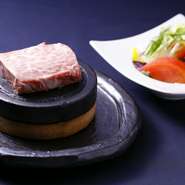 神戸から直送の神戸牛80gを石焼ステーキでいただけます。上品な脂の甘みが感じられ、牛肉本来の旨みが凝縮された絶品です。岩塩やワサビ、ポン酢などお好みの味わいをプラスしてどうぞ。