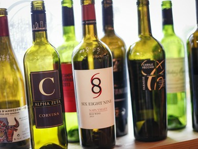 目利きが選ぶ豊富なワインセレクションから、お好みの一本を