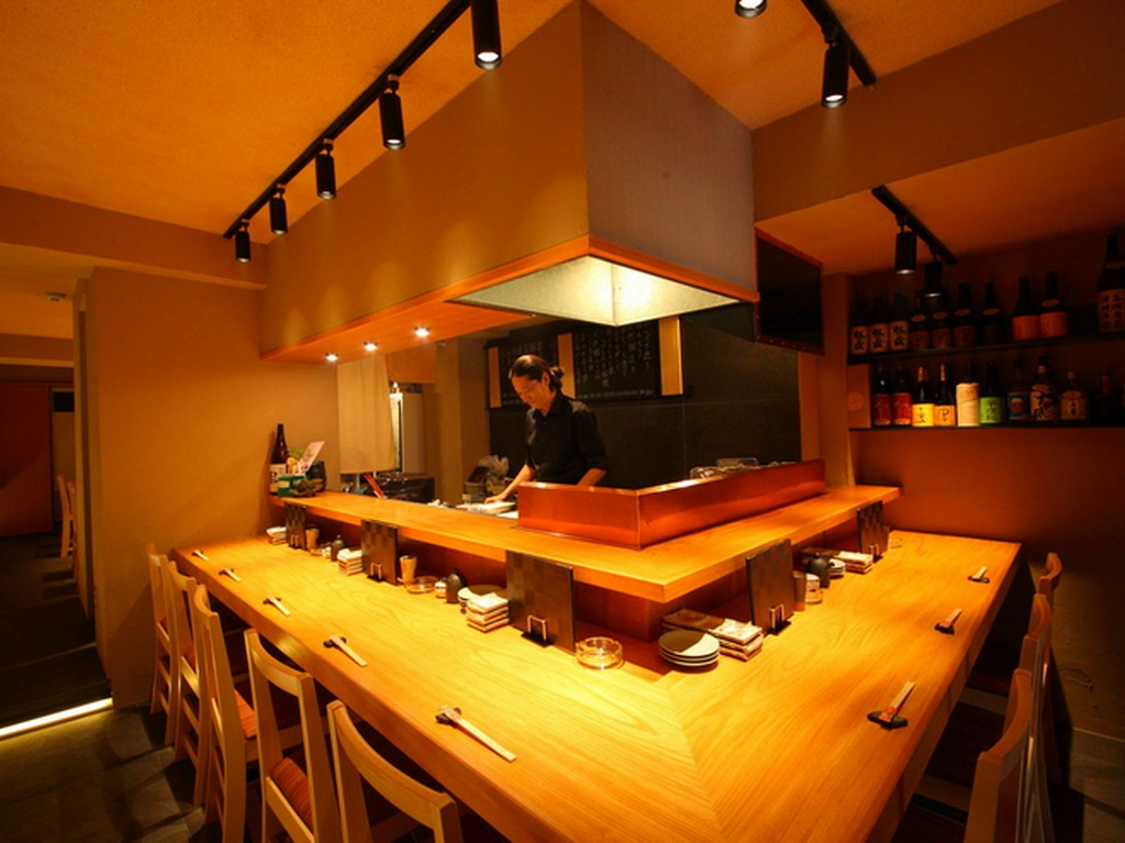 あつあつの串揚げを楽しめるカウンター席