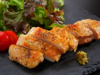 大山地鶏の素材のおいしさを味わえるようシンプルな味付けで仕上げた『地鶏の塩焼き　柚子胡椒添え