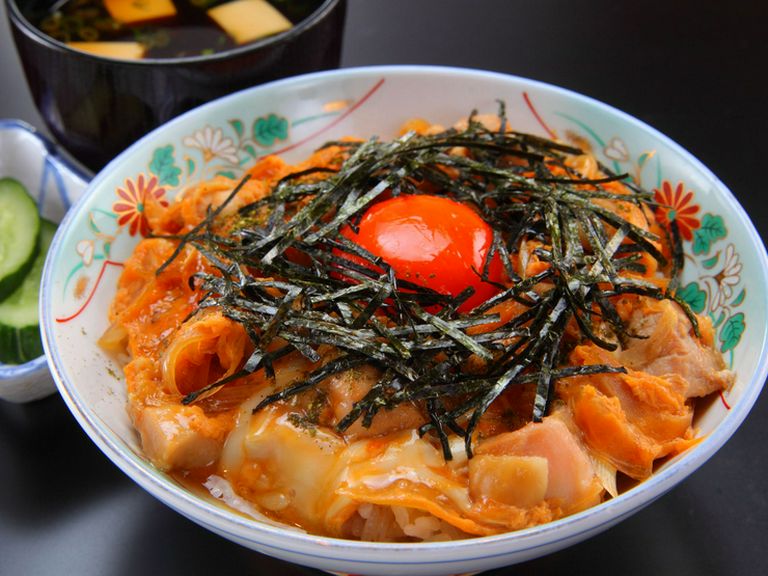 締めのご飯を楽しみに足を運ぶお客さまに大好評『地鶏の親子丼　赤出し付』