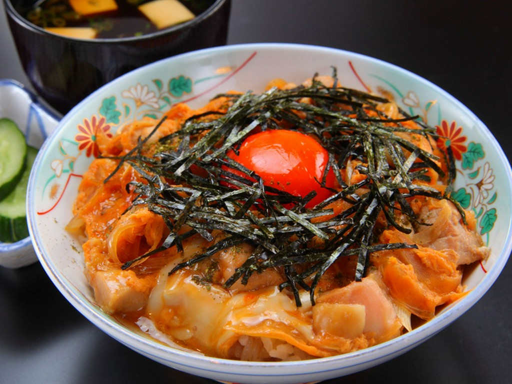締めのご飯を楽しみに足を運ぶお客さまに大好評『地鶏の親子丼　赤出し付』