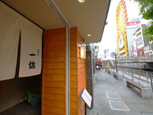 道頓堀川添いの遊歩道に面した静かなたたずまい