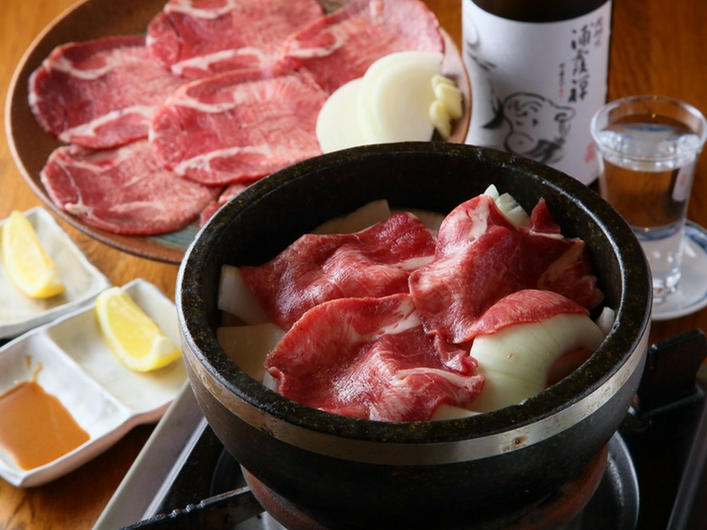 にんにくの香りが食欲をそそる『たん石焼（野菜付）』