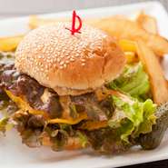 一日10食限定のメニュー。これぞ王道のハンバーガーとの評判だそう。シェフ手づくりのパティはアメリカ産牛肉100％で、旨味が凝縮されています。