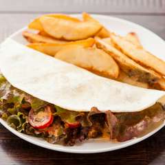 スパイシーな味わいが食欲を刺激する『キャシーズタコス』