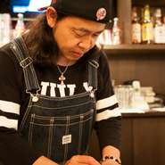美味しい料理をお出しするのは当然のこと、さらに音楽も満喫していただきたいと考えています。食事をしながら、お酒を飲みながら、心地良いサウンドに耳を傾けてください。