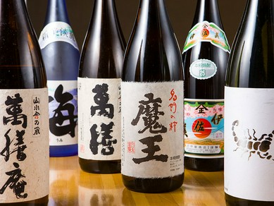 焼き鳥に合う辛口の純米酒や、種類豊富な日本酒や焼酎が揃う