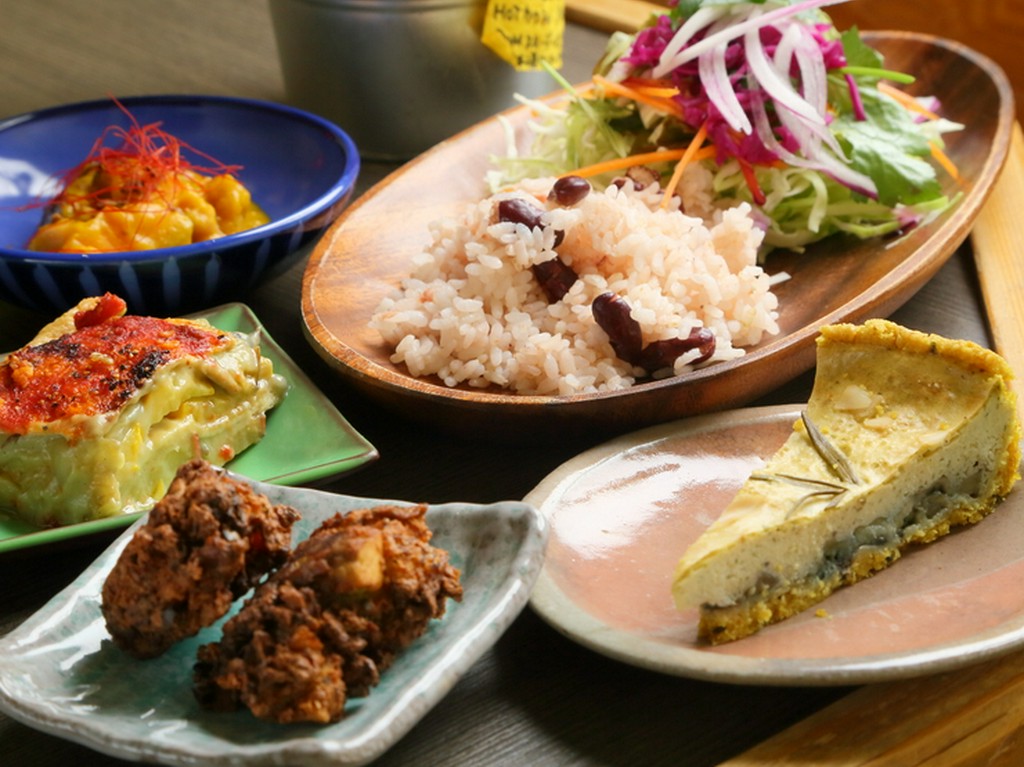 ジャマイカ豆ごはん選べるタパス2種もついた『ジャークチキンPLATE　　DELUX　PLATE（デラックス）』