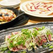 旬の鮮魚をはじめとする、海・山・川の食材を、様々な料理として出しています。それらの料理に合う酒も豊富に取り揃え。