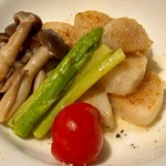 三角型の少し変わった形のタイラギ貝。ハート型に近い特徴的な貝柱は、しっかりした食感と旨みがたまらない味わいです。