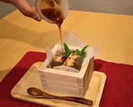 桝入り"ところてん"に、とろ～りシロップをかけて、
黒蜜きな粉／黒蜜抹茶／ピスタチオからお選び下さい