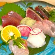 高知の地魚をはじめとする、旬の鮮魚も出しています。※天候、入荷状況により出せない場合もあります。