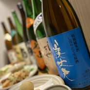 当店では、季節限定の高知の地酒を土佐酒アドバイザーが選りすぐって準備しています。今しか味わえない土佐酒をお楽しみにお越し下さい。

※あれこれ飲んでみたい方、お好きな３種の飲み比べセットもご用意してます