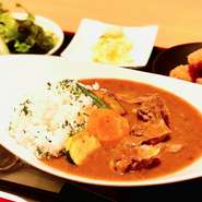 トロトロに煮込んだ牛タンがたっぷり入ってます。
牛タンカレー、自家製ドレッシングのサラダ、小鉢2種、烏龍茶のセットです

※大盛りは+110円
⁡

