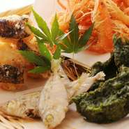 鰹のタタキはもちろん、高知の地魚、青さ海苔の天婦羅、うつぼ唐揚げ、とんごろうや、メヒカリ、地元の貝、などなど、高知の旨いを多数取り揃えております。
※季節や入荷状況により一部ない場合もございます。