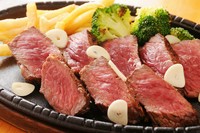 牛ロースワイルドステーキも人気の一品。高知の四万十ポーク、田島鶏、はちきん地鶏 等もございます。