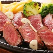 牛ロースワイルドステーキも人気の一品。高知の四万十ポーク、田島鶏、はちきん地鶏 等もございます。
