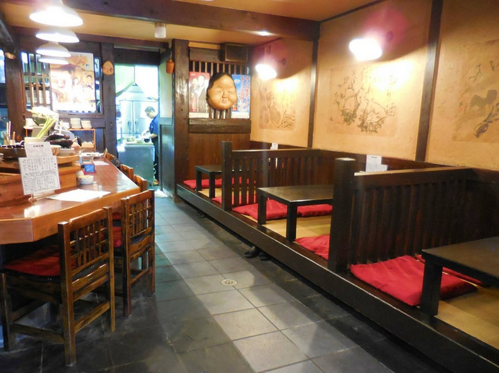 1Fのカウンター席、小上がりの座敷席です