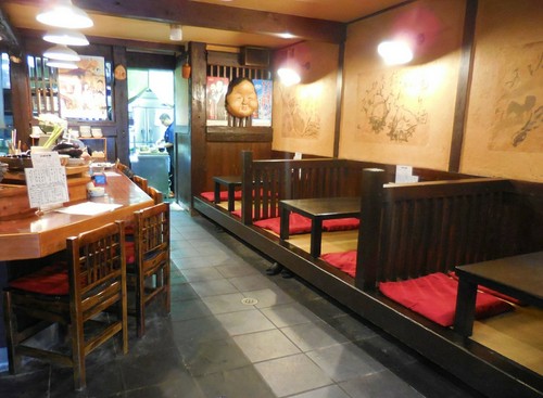 1Fのカウンター席、小上がりの座敷席です