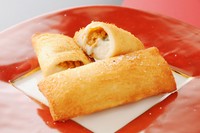 北海道産の生ウニと自家製ホワイトソースを、食パンで包んで揚げたオリジナルコロッケです。