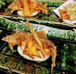 鮎の唐揚げです。頭からバリバリと食べれます。
鮎の肝ソースでお召し上がりください