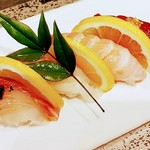 海鮮からお肉など、季節に応じた食材にて鮨もご提供しております。