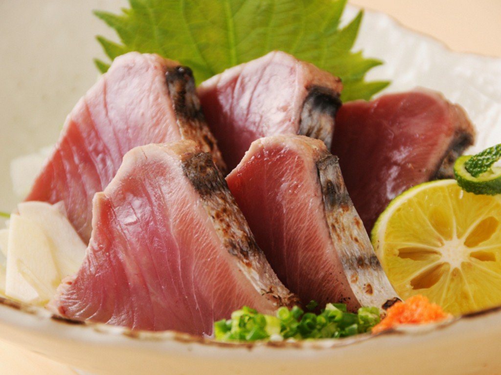 鰹(カツオ)    造り／藁焼きタタキ（塩 ・ タレ）