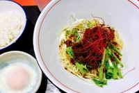 旨味が凝縮された黒毛和牛と温玉をまぜまぜ…
山椒もピリリとアクセントに♪
※最後に御飯を入れて食べるのも人気!!

当店は、"佐竹製麺"様の麺を使用しております
