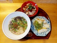 ・半らーめん(塩 又は 醤油)
・出汁巻玉子
・チャーシュー飯

※ラーメンの普通盛りは+220円です。
※ラーメンの変更は、各種単品の差額にて変更可能です。