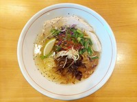 当店は、"佐竹製麺"様の麺を使用しております。
また、ラーメン塩だれ（かえし）は、黒潮町産の天日塩を使用しております。