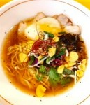当店は、"佐竹製麺"様の麺を使用しております。
にんにくのコクを活かし、揚げガーリックチップをトッピング。
豚チャーシュー入り。
※ほとんどにおいは気になりません