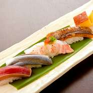 寿司ネタは全て天然もの。天然の魚介ならではの締まった身、力強いうまみ、甘みを、江戸前の「仕事」が引き立てます。素材に合わせて店主が施す「〆る」「蒸す」などの技を、コハダ、アナゴなどの握りで堪能して。