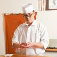 江戸前寿司一筋の酒井氏が握る寿司は、全てのネタに「〆る」「漬ける」などの仕事が施され、味がついているのでそのままいただきます。マグロなどの握りも、職人がハケで煮切りを塗って出す江戸前スタイルです。