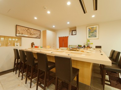 ゆったりと広い空間が贅沢な、モダンな印象の寿司カウンター