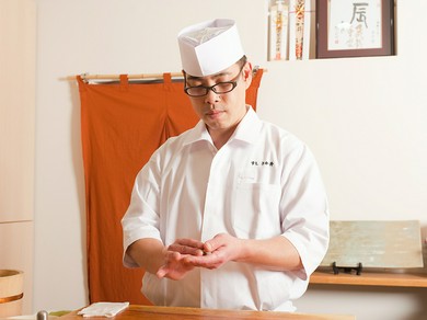 大切なお客様を寿司でおもてなし。カウンター席も一興です。