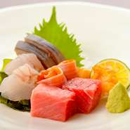 養殖魚は一切使わず、天然の魚のみを使用。天然ものならではの引き締まった身を【お造り】でも楽しめます。