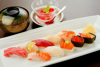 その時期一番おいしいネタを楽しむ　『おまかせ握り　月』