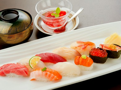 その時期一番おいしいネタを楽しむ　『おまかせ握り　月』