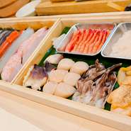 北海道に限らず全国から旬の魚を厳選。天然の魚にこだわり、養殖の魚は一切使っていません。天然ものならではの力強いおいしさ、引き締まった身の食感を、お寿司やお造りでお楽しみください。